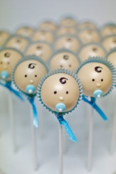 there are many cake pops with faces on them