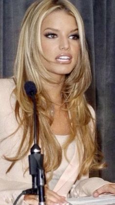 2000s Makeup Looks, Jessica Simpson Hair, 2000s Hair, Bombshell Makeup, Jessica Simpson Style, The Nerve, Dyed Hair Inspiration, Blonde Hair Looks, Hair Inspo Color