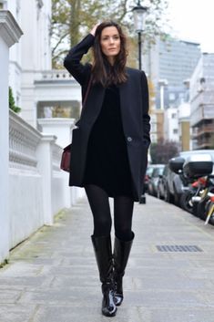 Knee Boots Outfit, Black Boots Outfit, High Boots Outfit, Woman In Black, Boating Outfit, Black Knee High Boots, Black Knees, Black Tights, Outfit Casual