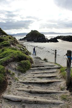 there are many steps leading up to the beach