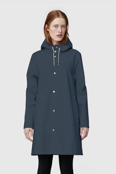 Stutterheim-The Mosebacke Charcoal raincoat is the A-line version of Stutterheim's iconic raincoat. PIPE AND ROW Stutterheim Mosebacke, Stutterheim Raincoat, Yellow Raincoat, Country Wear, Stockholm Style, Woo Hoo, Hooded Raincoat, Raincoats For Women, Classic Wardrobe