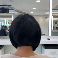 Bob Hairstyles From The Back, Short Bobs For Thick Wavy Hair, Old School Short Hair, Layered Stacked Bob Haircut Back View, Red Inverted Bob, Inverted Bob Haircuts Shoulder Length, Short Bobs With Layers, Stacked Angled Bob Hairstyles, Graduated Bob Haircuts Short