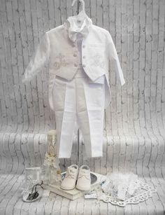 a white suit and shoes are on display