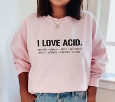 Acids are where it's at! Scrubs are so yesterday and if you know, then you know its all about the acids! Whether you're an esthetician or a skincare junkie who know the power of hyaluronic acid, salicylic acid, glycolic acid, mandelic acid, or ascorbic acid you'll love this tee! It's perfect for an esthetician, whether they are a new graduate or a seasoned pro. It's also perfect for anyone who just loves skincare! This unisex heavy blend crewneck sweatshirt is PURE comfort and coziness. Made fro Esthetician Tattoos For Women, Esthetician Shirts Funny, Skincare Tshirt Ideas, Esthetician Style Fashion, Esthetician Svg Free, Clean Esthetician Room, Esthetician School Graduation, Esthetician Humor Funny, Cute Esthetician Outfits