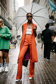 The Best Street Style Coming Out of New York Fashion Week Fashion Photography Street, Top Street Style, Tuxedo Women, New Street Style, Orange Outfit, Photography Street, Street New York