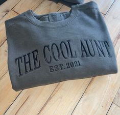 The Cool Aunt, Aunt Sweatshirt, Cool Aunt, Aunt Life, Womens Sweatshirts, Cute Shirt Designs, Oversized Crewneck, Comfort Colors Shirt, Mode Vintage