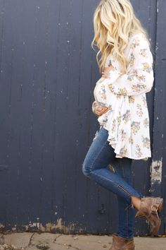 Maternity summer style, casual pregnancy fashion, floral blouse, ripped skinny maternity jeans Prego Outfits, Maternity Clothes Summer, Boho Maternity, Spring Maternity, Cute Maternity Outfits, Summer Pregnancy