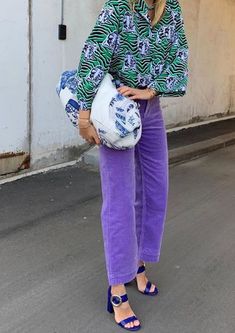 Outfit Ideas Colorful Street Styles, Pastel Outfits Summer, Colourful Pants, Purple Pants, People Standing