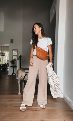 Trousers And Sneakers Outfit Summer, Spring Trends Outfits Street Styles, Summer Trousers Outfits, Minimal Casual Outfit, Summer Minimalist Fashion, Mason Pant, Outfits Primavera, Outfit Primavera