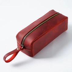 This genuine leather pen pouch is perfect for keeping stationery supplies neatly stored and organized. Crafted from top layer cowhide with a crazy horse leather finish, it's durable enough to withstand everyday use without wearing out. Enjoy a large capacity pencil case with a secure zipper closure. Product Information Material: Top Layer Cowhide Weight: 150 g Closure Type: Zipper Features: Large capacity Size: L 21* W 8* H 8 cm Handbags For School, Pencil Case Stationery, Pen Pouch, Pencil Bag, Stationery Storage, Pencil Bags, Crazy Horse, Leather Zipper, Tote Purse