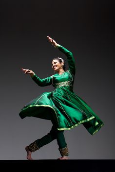 kommaar: “  कथक - Kathak dancer - India ” Kathak Poses, Indian Classical Dancer, Bharatanatyam Poses, Belly Dancing Classes, Indian Classical Dance