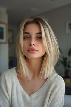 Make a bold workday statement with 8 blunt bobs, showcasing dominating styles that command respect and ooze professionalism. Face Framing Pieces Straight Hair, Blonde Short Hair Cuts, Bright Blonde Short Hair, Short Straight Hair Blonde, Short Haircuts Blonde, Long Bob Blonde Hair, Blonde Lob Haircut, Collarbone Length Hair, Hair Styles Long Hair