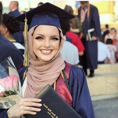 Hijab With Graduation Cap, Graduate Pictures, College Graduation Photos, Graduation Poses, Graduation Picture, Graduation Picture Poses, Graduation Portraits, Photos Poses, Graduation Hairstyles