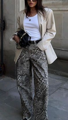 #леопард Baggy Leopard Pants Outfit, Leopard Pants Outfit Fall, Leo Rock Outfit, Amsterdam Outfits, Ny Fits, Korean Beach, Winter Purse, Modest Streetwear