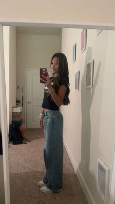 Cute Trendy Jeans, Pretty Simple Outfits, Casual Cool Girl Outfits, Outfits For School When Its Hot Out, Fold Over Jeans Outfit, Hot Weather School Fits, Low Rise Levis Jeans Outfit