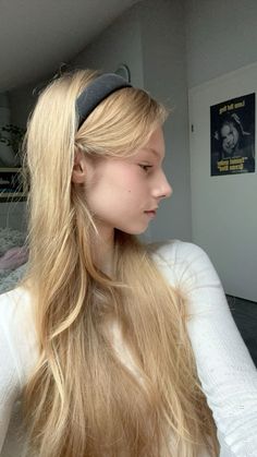 #lanadelrey #ldr #hair #blondehairstyles #longhair #hairinspiration #hairstyles #headband Hairstyles Headband, Victorian Dolls, Long Hai, Head Band, Cafe Food, Lana Del Rey, Blonde, Hairstyles