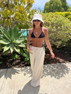 Cowboy Pillows, Bali Outfits, Build A Capsule Wardrobe, Linen Beach Pants, Linen Pants Outfit, Linen Drawstring Pants, Island Outfit