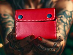 This handmade red leather Mens trifold wallet is a true blend of craftsmanship and sophistication, the perfect Elegant Gift for Him. Made from a top-quality bridle leather wallet and lined with luxurious printed sheepskin, this hand-stitched wallet offers both durability and a touch of elegance. 🎁 Includes gift wrapping, a special greeting card, and a gift, making it an ideal present for any occasion. Material: Wickett & Craig bridle leather wallet, lined with printed sheepskin Size: Compact tr Halloween Themed Gifts, Leather Wallet Design, California Gifts, Gift Making, Clip Wallet, Leather Gifts, Money Clip Wallet, Leather Wallet Mens, Trifold Wallet