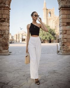 Classy Summer Outfits, Perfect Summer Outfit, Elegante Casual, Mode Inspiration, Summer Fits, White Pants, Inspired Outfits