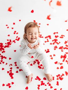 Valentine Day Decorations, Valentine Photo Backdrop, Aesthetic Valentines Day, Valentines Day Home Decor, Valentines Photoshoot, Candy Photoshoot, Valentines Diy Kids, Valentines Day Crafts, Valentines Day Decoration