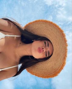 Beach Photo Inspiration, Beach Instagram Pictures, Summer Poses, Summer Picture Poses, Pose Fotografi, Shotting Photo, Photographie Portrait Inspiration, Beach Pictures Poses, Selfie Poses Instagram