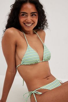 This bikini bottom features a self-tie knot on the sides. It has a stretchy material and a full lining.