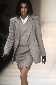 Secretary Outfits, Yasmeen Ghauri, 90s Runway Fashion, Elegante Y Chic, Runway Fashion Couture, Vintage Runway, Armani Women, Business Outfit, Geek Chic