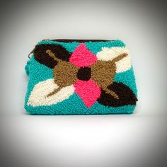 Woven purse with Wayuu clutch technique with bright colors and very soft texture. Turquoise blue color with floral motifs in sober colors. Piece made 100% by hand by the Wayuu community in the north of La Guajira, Colombia. With your purchase you help small producers and merchants Turquoise Rectangular Wallet For Everyday Use, Handmade Blue Pouch Wallets, Handmade Green Coin Purse For Travel, Woven Purse, Bridesmaid Gift Bags, Turquoise Blue Color, Bridesmaid Bags, Bleu Turquoise, Floral Motifs