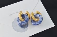 *Every donut stone has its unique pattern on it as it is natural. *0.2 MICRON GOLD PLATING *Size : Ear hoop -> Outer 20mm, 5mm thick Stone -> Outer 20mm, 5mm thick *Color : 16K shiny gold plating, White dot blue *Material : Brass, Stone (JTD25) Blue Round Gold-plated Earrings, Blue Round Gold Plated Earrings, Blue Round Hoop Earrings For Everyday, Blue Hoop Earrings For Everyday, Blue Tarnish-resistant Hoop Earrings, Blue Tarnish Resistant Hoop Earrings, Blue Gold Plated Hoop Jewelry, Blue Gold-plated Hoop Earrings, Blue Hoop Earrings Gold Plated