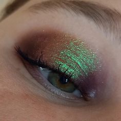 Iridescent Eyeshadow Looks, Pigment Eyeshadow Looks, Blue Mascara Makeup, Iridescent Eyeshadow, Everyday Makeup Tutorials, Cute Eye Makeup, Colorful Eye Makeup