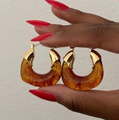 Make a BOLD statement in these unique resin statement hoop earrings. Featuring a transparent acrylic design and a lustrous 18K Gold detail, these earrings are the perfect addition to complete any look. Egyptian Bracelet, Dream Fashion, Statement Hoop Earrings, Acrylic Design, Amber Brown, Acrylic Designs, Jewelry Lookbook, Scarf Jewelry, Art Jewelry