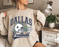 Cheer on your team in timeless style with this Vintage Dallas Football Crewneck Sweatshirt! Featuring a classic, retro-inspired design, this sweatshirt is perfect for die-hard Dallas Football fans who want to rep their team all season long. Whether you're at a watch party, tailgating with friends, or cheering from the stands at the game, this cozy crewneck will keep you looking sharp and feeling comfortable. The soft fabric and vintage graphic make it an essential wardrobe piece for any fan who Sweat Vintage, Miami Football, Sunday Football, Football Sunday, Football Sweatshirt, Mens Long Sleeve Tee, Green Bay Packers, Football Shirt, Vintage Sweatshirt