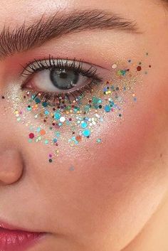 Ice Makeup Halloween, Face Glitter Ideas, Pretty Face Paint, Rave Makeup Ideas, Edc Fits, Festival Makeup Looks, Carnaval Make-up, Festival Face Paint, Make Carnaval