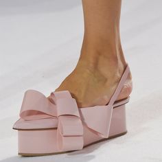 null Mode Shoes, Womens Footwear, Pink Patent Leather, Leather Wedge Sandals, Fabulous Shoes, Pink Shoes, Crazy Shoes, Shoe Lover, Ciabatta