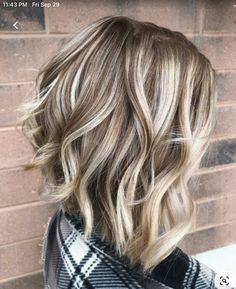 Short Bob With Highlights And Lowlights, Med Length Blonde Balayage, Medium Length Winter Hair Color, Layed Hair Short, Brown Hair With Blonde Highlights Short Layered Bobs, Summer Short Hair 2023, Medium Bobs Haircuts, Shoulder Length Blonde Hair With Lowlights, Trendy Blonde Hair 2023