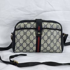 Please View Pictures And Read Descriptions To Know The Condition Of The Bag. Pre Owned Bag, Used Normal In Good Condition, Signs Of Use On The Exterior And Interior, The Bag Is Dye Overall In Usable Condition. See Pictures Posted For Reference Dog & Smoke Free Home Bags Gucci, View Pictures, Gucci Bags, Bago, See Picture, Crossbody Bag, Bag Lady, Dye, Gucci