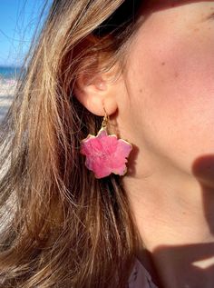 These earrings were handcrafted from resin and real flowers. With "IRIS" flowers, the flowers are dried and pressed into a book naturally. The flower is covered with absolutely non-toxic UV resin. My creations have a unique design and are customizable. The components are made of steel (nickel free). For further information contact me. Support Italian craftsmanship. N.B. Enter the length of the necklace Shipping with Posta 1 - Italian Post Follow me on instagram: ciuri.creazioni Ciurì 🌸 Real Flower Earrings, Flowers Botanical, Italian Craftsmanship, Iris Flowers, Resin Earrings, Handcrafted Earrings, Floral Earrings, Uv Resin, Jewelry Inspo