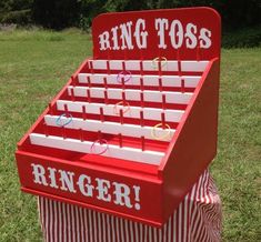 a ring toss machine sitting in the grass