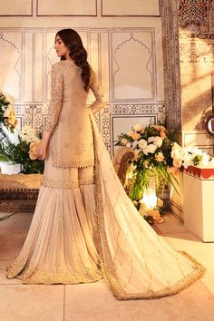 Bridal Gharara, Dupatta Style, Embellished Clothing, Peach Dress, Pakistani Bridal Dresses, Chiffon Fashion, Pakistani Wedding Dresses