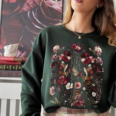 Live your dreamy cottagecore life in this pressed flower sweatshirt in a dark academia aesthetic! It's perfect for cottagecore or dark academia lovers or granola girls. It would also make a great gift for that forestcore or cottagecore friend in your life. Makes an amazing gift for a green witch or naturewitch, or for any granola girl in your life. This shirt features original watercolor art created by me. This shirt is perfect to throw on with a cardigan to keep you nice and warm, as you sip on Botanical Style Cotton Sweatshirt For Fall, Aesthetic Long Sleeve Sweatshirt For Fall, Kny Outfit, Dark Academia Cardigan Outfit, Cotton Cottagecore Sweatshirt With Long Sleeves, Sweater Dark Academia, Dark Academia Sweatshirt, Dark Academia Shirts & Tops, Cottagecore Long Sleeve Cotton Sweatshirt