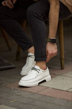 Modern Men's classic shoes. White Loafers, Gifts Box, White Casual Shoes, Loafer Sneakers, Lace Slip, Leather Gifts, Sole Shoes, Color Code, White Casual