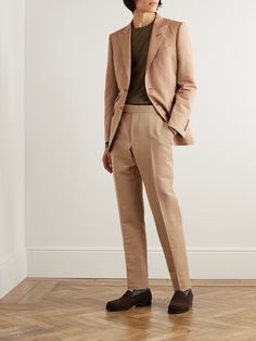 TOM FORD's trousers are designed to fit impeccably, they have tabs on the waist that can be adjusted to suit and unfinished hems so you can tailor them to the perfect break. Made in Italy from a fine cotton and silk-blend, they're cut on the label's signature 'O'Connor' block and lined to the knees for a smooth drape. Quiet Luxury Outfit Men, Tom Ford Velvet Suit, Tom Ford Casual Men Style, Tom Ford Double Breasted Suit, Tom Ford Tuxedo, Tom Ford Menswear, Wedding Guest Suits, Logo Pants, Tom Ford Clothing