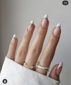 French Manicure Glitter, Unghie Sfumate, French Tip Nail Designs, Gold Nail, Lines On Nails, Traditional Motifs, Festival Nails