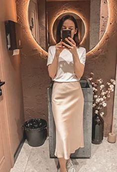 Satin Midi Skirt Work Outfit, A Line Satin Skirt Outfit, A Line Skirt Outfits Casual, Midi Skirt Outfit Date Night, Light Skirt Outfits, Light Weight Outfits, Satin A Line Skirt, How To Dress Up A Skirt, Satin Skirt Looks