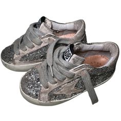 Size 22eu 6us Silver Metallic Glitter Distressed Golden Goose Silver, Shoes Golden Goose, Golden Goose Superstar, Goose Shoes, Golden Goose Shoes, Low Top Sneakers, Golden Goose, Silver Glitter, Kids Shoes