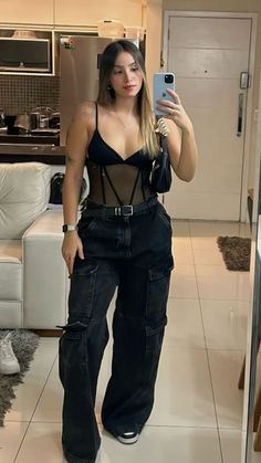 Satin Corset, Night Out Outfit, Daily Outfits, Workout Pants, Pretty Outfits, Stylish Outfits, Casual Looks, Night Out, Girl Outfits