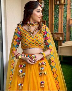 Ghagra For Haldi Ceremony, Haldi Ghagra For Bride, Mirror Jewellery For Haldi, Trending Haldi Outfits For Bride, Haldi Jewellery For Bride, Shaadi Photo, Haldi Outfits For Bride, Haldi Dress For Bride