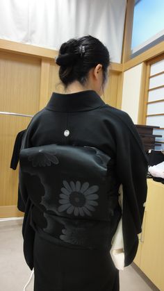 Formal mourning kimono called Mofuku is black with five kamon (family crest) on the sleeves and shoulders, and is usually worn by family and others who are close to the deceased.   The formal crest is the resist-dyed crest called "Somenuki hinata mon" that is represented by white and black. The five crest can be worn for the mourning in JAPAN. Symbol Family, Formal Kimono, Ethnic Background, Asian Fabric, Family Crests, Black Kimono, Japan Culture, Deal Of The Day