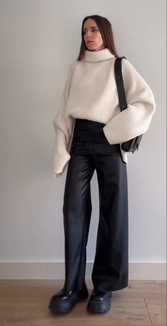 Black Pants Outfit Winter, Elegant Black Pants, Comfy Ootd, Black Pants Outfit, Outfit Elegantes, Winter Pants Outfit, Casual College Outfits, Business Casual Outfits For Work