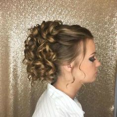 Curly Updo Bridesmaid, Wedding Hair Up Do, Mother Of The Bride Hairdos, Easy Wedding Guest Hairstyles, Mother Of The Bride Hair, Curly Wedding Hair, Hairdo Wedding, Special Occasion Hairstyles, Graduation Hairstyles